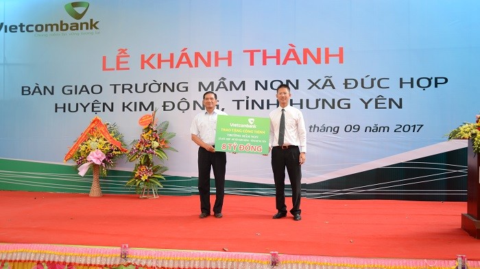 Ông Nguyễn Xuân Cao Cường – Phó Giám đốc phụ trách điều hành Vietcombank Hưng Yên trao tượng trưng số tiền 8 tỷ đồng của Vietcombank tài trợ xây dựng trường.