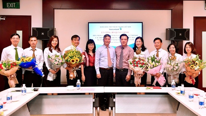 Đại diện Ban lãnh đạo Vietcombank và Ban giám đốc Vietcombank Sở giao dịch chụp hình lưu niệm cùng Ban lãnh đạo Trung tâm Xử lý tiền mặt Vietcombank.
