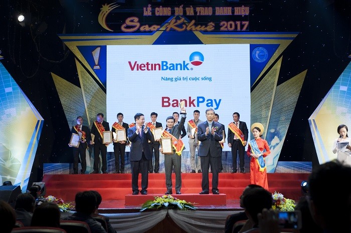 Ông Nguyễn Hoàng Nguyên - Phó Giám đốc Trung tâm công nghệ thông tin VietinBank nhận Danh hiệu Sao Khuê 2017 cho sản phẩm BankPay.
