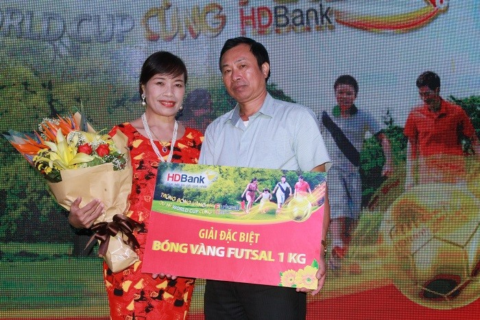Khách hàng Đinh Thị Hoan vui mừng đón nhận giải thưởng.