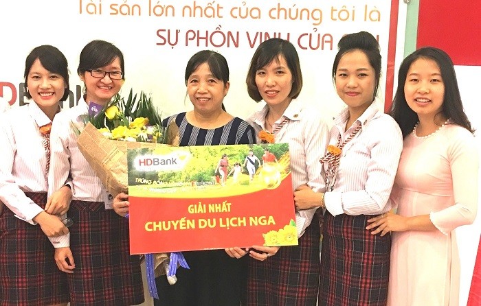 Khách hàng Nguyễn Thị Duyên (thứ ba từ trái sang) tại Tây Hồ, Hà Nội trúng thưởng giải nhất - chuyến du lịch xem WorldCup 2018 tại Nga trị giá 50 triệu đồng.