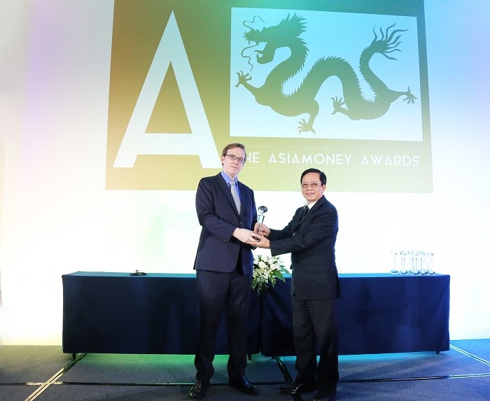 Ông Matthew Thomas -Trưởng đại diện Asiamoney ở châu Á, đại diện Ban tổ chức trao giải thưởng cho ông Nguyễn Thành Đô – Phó Chủ tịch Hội đồng quản trị, đại diện HDBank.