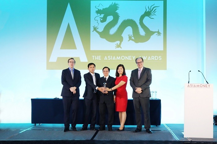 Ông Clive Horwood- Tổng biên tập tạp chí Euromoney và Asiamoney (bên phải) cùng ông Matthew Thomas, Trưởng đại diện ở châu Á (bên trái) – đại diện Ban tổ chức Asiamoney trao giải thưởng cho các thành viên lãnh đạo đại diện HDBank.