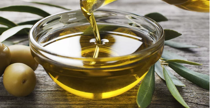 Dầu oliu nguyên chất giúp bạn tăng khả năng hấp thu các chất dinh dưỡng tốt cho sức khỏe.