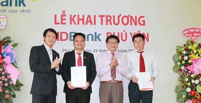 Đại diện Ban lãnh đạo HDBank trao quyết định thành lập chi nhánh và quyết định bổ nhiệm cho ông Huỳnh Quốc Thi – Giám đốc HDBank Phú Yên.