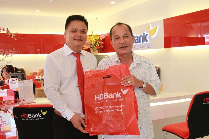 HDBank Phú Yên đã dành tặng những phần quà có giá trị cho các khách hàng giao dịch đầu tiên.