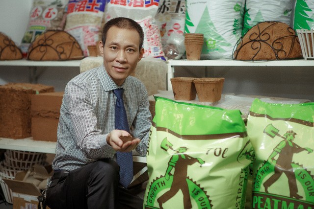 Ông Phạm Đức Minh bên các sản phẩm của Eco Footprint.