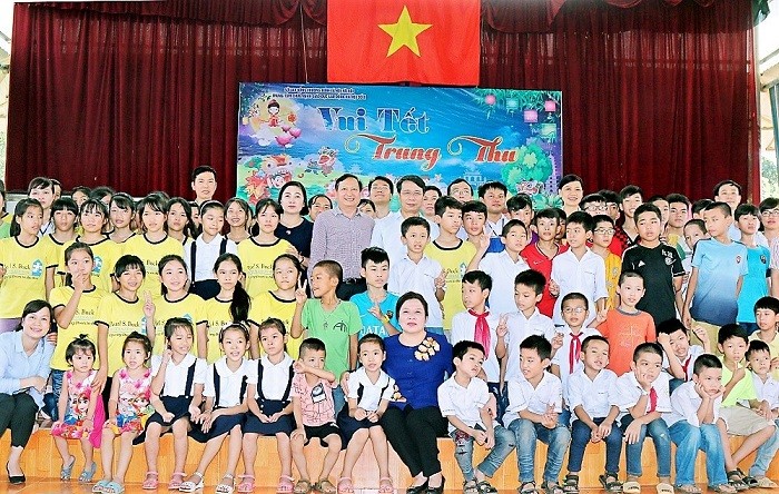 Phu nhân Chủ tịch nước Trần Đại Quang chụp ảnh cùng các em tại trung tâm.