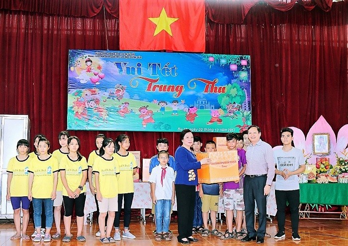 Phu nhân Chủ tịch nước Trần Đại Quang trong bộ trang phục giản dị đến thăm và tặng quà trẻ em bị nhiễm HIV/AIDS tại Bà Vì.