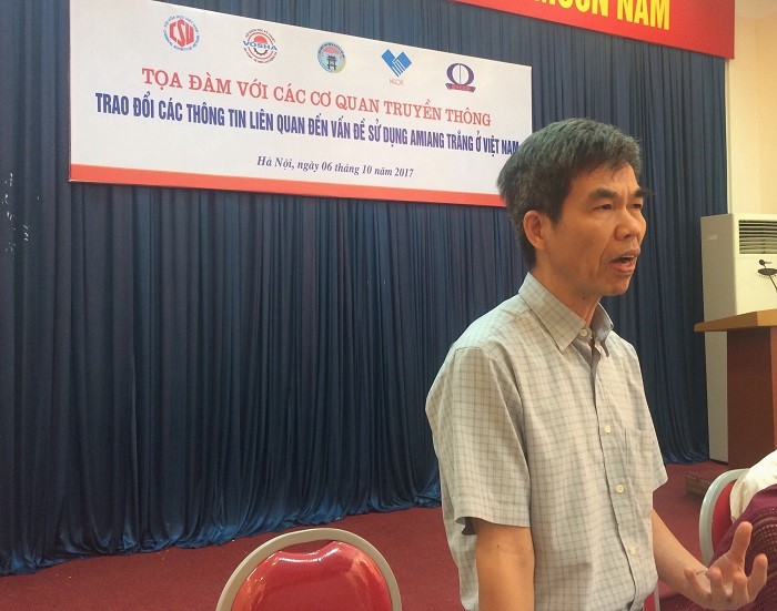 Ông Trần Tuấn – Giám đốc Trung tâm nghiên cứu đào tạo và phát triển cộng đồng phát biểu một số ý kiến về các thông tin liên quan đến vấn đề sử dụng Amiang trắng ở Việt Nam.