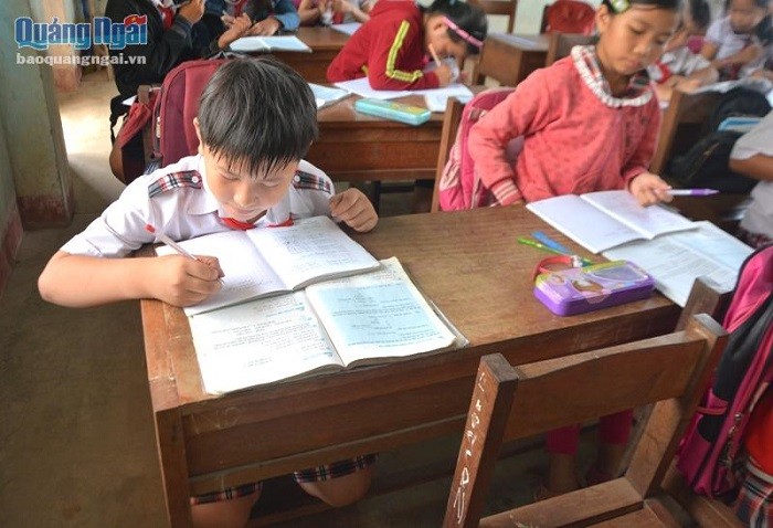 Nhiều học sinh tiểu học cũng phải quỳ xuống đất thay vì ngồi ngay ngắn trên ghế khi viết bài (Ảnh nguồn minh họa: baoquangngai.vn).