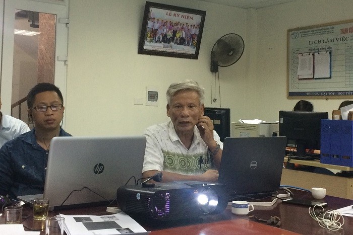 Tiến sĩ Mai Văn Tỉnh (người mặc áo hoa văn trắng) giới thiệu về Trung tâm dịch vụ hướng nghiệp trẻ quốc tế (Ảnh: An Nhiên).