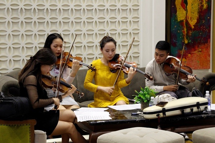 Các nghệ sĩ trẻ tập trước giờ tuyển chọn Sun Symphony Orchestra.