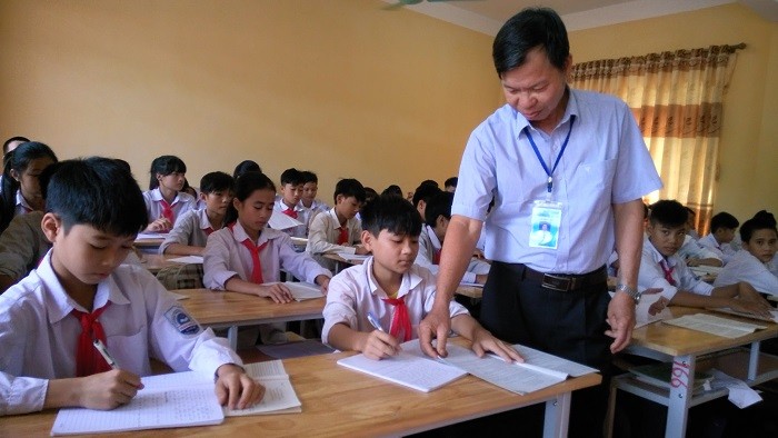 Ở cương vị quản lý nhưng anh Thái vẫn tham gia giảng dạy, bồi dưỡng học sinh giỏi (Ảnh: tác giả cung cấp).