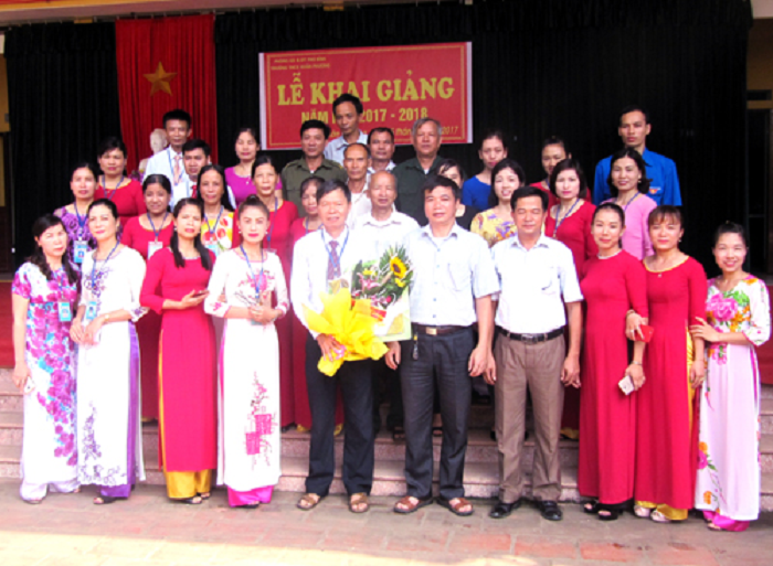 Tập thể cán bộ, giáo viên Trường trung học cơ sở Xuân Phương luôn đoàn kết, là điểm sáng của ngành Giáo dục và Đào tạo huyện Phú Bình (Ảnh: tác giả cung cấp).