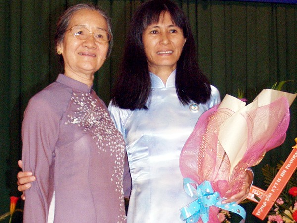 Nhà giáo ưu tú Nguyễn Thị Thanh Nhị (bên phải) tận tụy truyền dạy kiến thức cho học sinh (Ảnh: tác giả cung cấp).