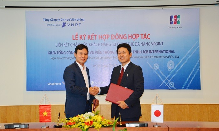 Ông Phạm Anh Tuấn - Phó Tổng Giám đốc VinaPhone (bên trái) và ông Tomoaki Yamaguchi - Giám đốc quốc gia, trưởng đại diện của JCB International tại Việt Nam (bên phải) đại diện hai đơn vị ký kết hợp tác triển khai dự án Vpoint.