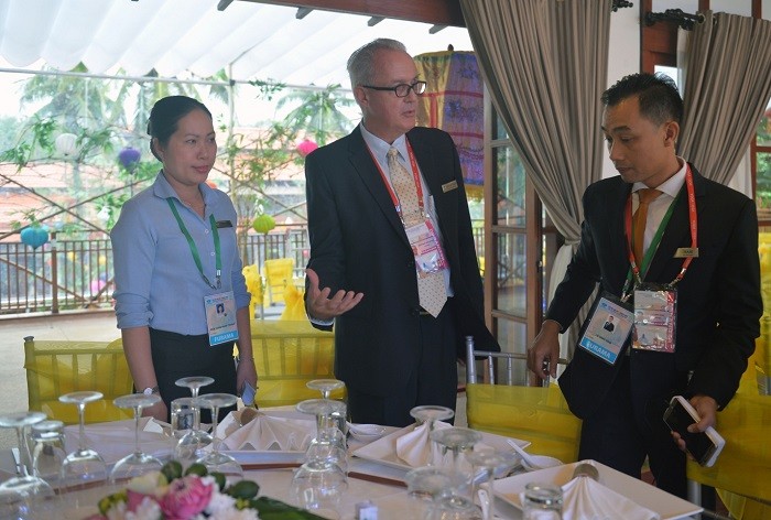 Trước giờ khai tiệc, ông Matthias Wiesmann – Tổng Giám Đốc điều hành Furama Resort Đà Nẵng cùng Giám đốc và Phó giám đốc bộ phận ẩm thực đích thân tới kiểm tra toàn bộ tổng thể chương trình.