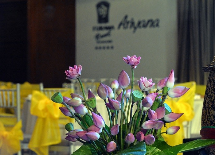 Hoa sen mang đậm ý nghĩa của nền văn hóa dân tộc được lựa chọn để trang trí trong đêm tiệc.
