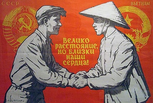 Bức tranh cổ động “Việt Nam - Liên Xô, khoảng cách tuy xa nhưng trái tim của chúng ta luôn ở bên nhau”.