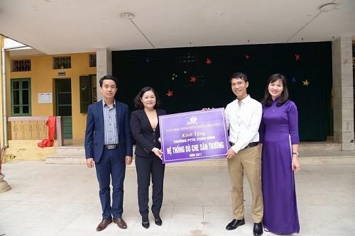 Ban liên lạc học sinh Trường trung học phổ thông Xuân Đỉnh khóa 1994-1997 tặng quà tri ân tới ngôi trường mình đã học 20 năm trước.