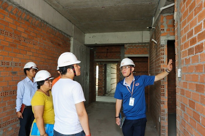 Khách hàng được trực tiếp giám sát chất lượng xây dựng và tiến độ thi công tại căn hộ thực tế trong công trình Him Lam Phú An.