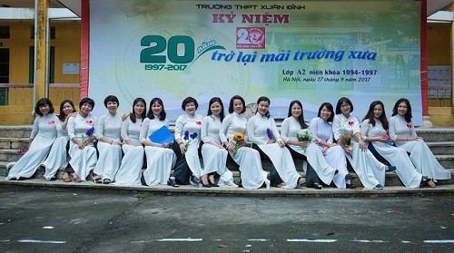 Những nữ sinh lớp 12A2 khóa 1994-1997.
