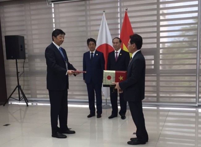 Lãnh đạo Petrovietnam và Công ty Mitsui trao đổi Thỏa thuận hợp tác dưới sự chứng kiến của Chủ tịch nước Trần Đại Quang và Thủ tướng Shinzo Abe.