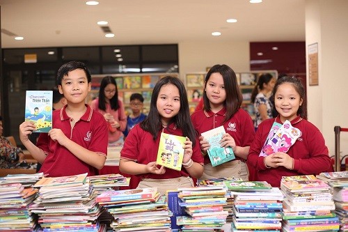 Các em học sinh tích cực quyên góp sách.