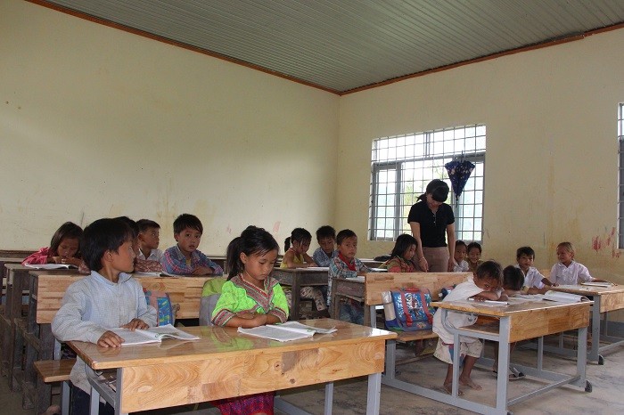 Cô Huỳnh Thị Kim đang giảng bài cho học sinh tại điểm trường Ea Rớt. (Ảnh: tác giả cung cấp).