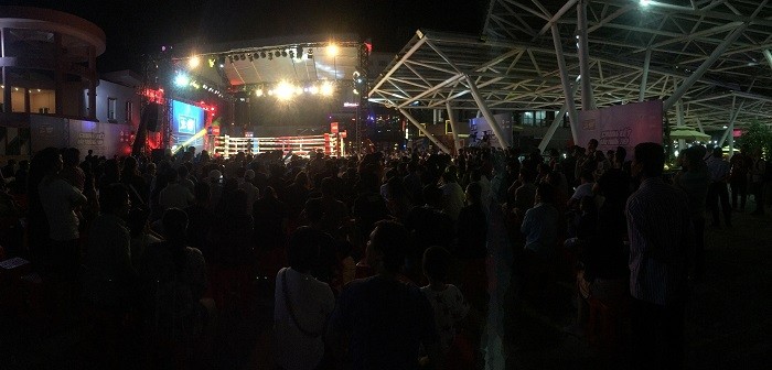 Sàn đấu boxing lần đầu tiên được tổ chức ngoài trời.