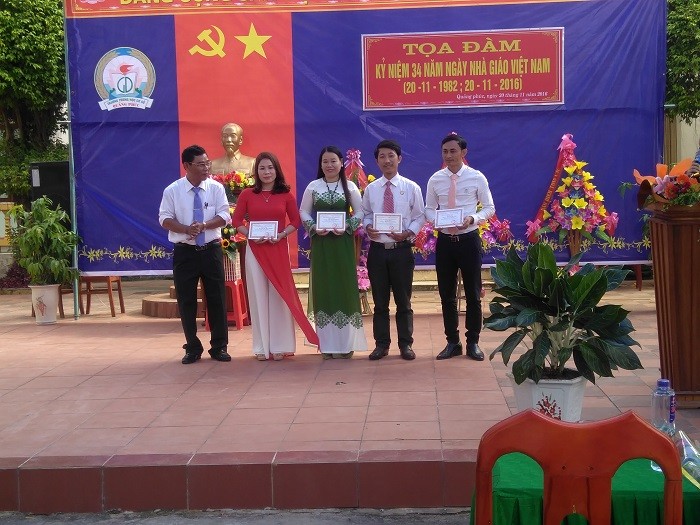 Thầy Nguyễn Thành Luật (bên trái) trao phần thưởng cho các giáo viên giỏi của nhà trường (Ảnh: tác giả cung cấp).