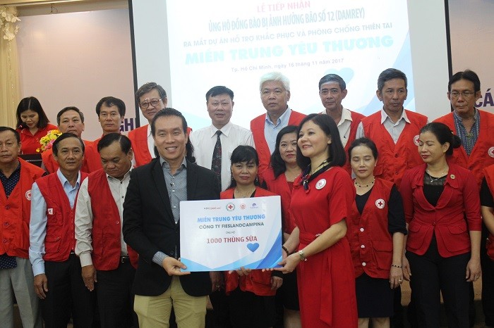 FrieslandCampina Việt Nam trao tặng 24.000 ly sữa đến người dân các tỉnh miền trung.