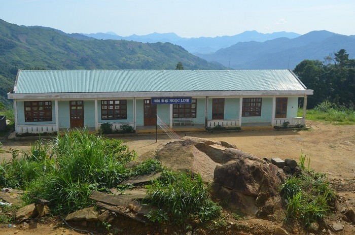 Trường tiểu học Ngọc Linh bây giờ đã khang trang hơn sau khi được dời từ lưng chừng núi xuống (Ảnh: tác giả cung cấp).