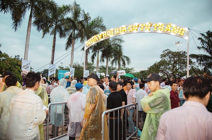 5,000 anh em chí lớn bất chấp trời mưa để tham dự lễ hội bia Sư Tử Trắng tại Cao Lãnh ngày 11/11/2017.