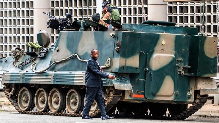 Xe bọc theo của quân đội Zimbabwe trên đường Harare (Ảnh CNN).