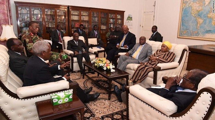 Cuộc đàm phán giữa Tổng thống Mugabe và Tư lệnh quân đội Chiwenga (Ảnh: CNN).
