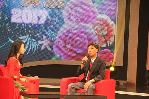 Thầy giáo Đặng Văn Cương với câu chuyện đầy xúc động về cậu học trò tí hon Đinh Văn K&apos;Rể.