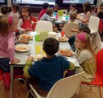 Học sinh ăn trưa ở trường (Ảnh: tác giả cung cấp).