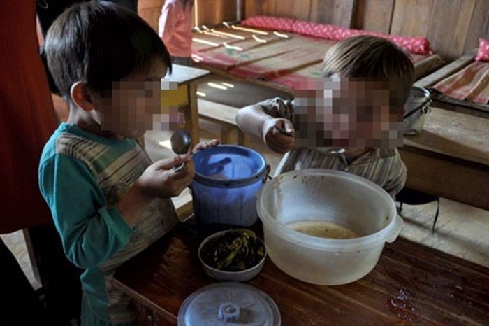 Ăn chặn gạo của học sinh ở trường phổ thông dân tộc bán trú ở xã Bản Công. (Ảnh minh họa: vnpost.vn).
