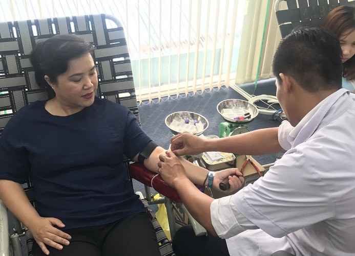Bà Từ Thị Mỹ Dung - Phó tổng giám đốc ngân hàng bán lẻ tham gia hiến máu.