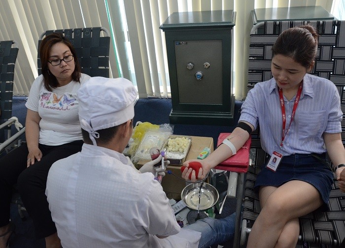 Cán bộ nhân viên ngân hàng Maritime Bank tham gia hiến máu cứu người.