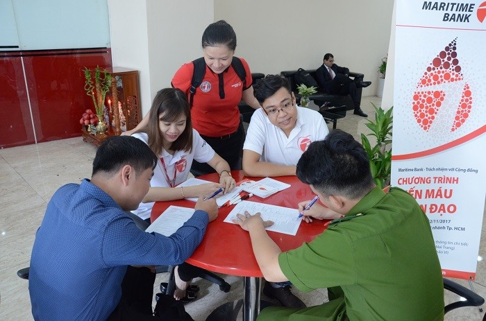 Các Cán bộ nhân viên nhiệt tình đăng ký tham gia hiến máu.