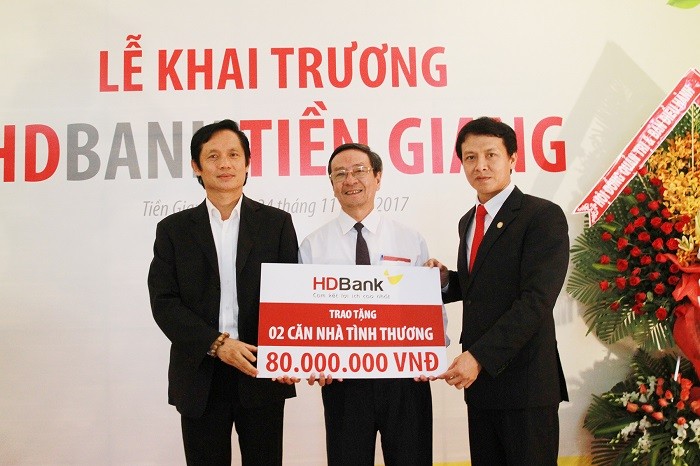 HDBank đã trao tặng 2 căn nhà tình thương trị giá 80 triệu đồng.