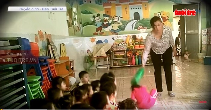 Bạo hành trẻ nhỏ ở cơ sở mầm non tư thục Mầm Xanh (Ảnh chụp màn hình từ clip của Báo Tuổi Trẻ).