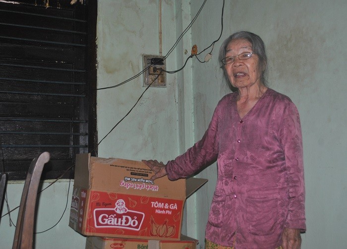Hàng tháng, bà Gái đều chuẩn bị những thùng qua để tặng học sinh nghèo (Ảnh: tác giả cung cấp).