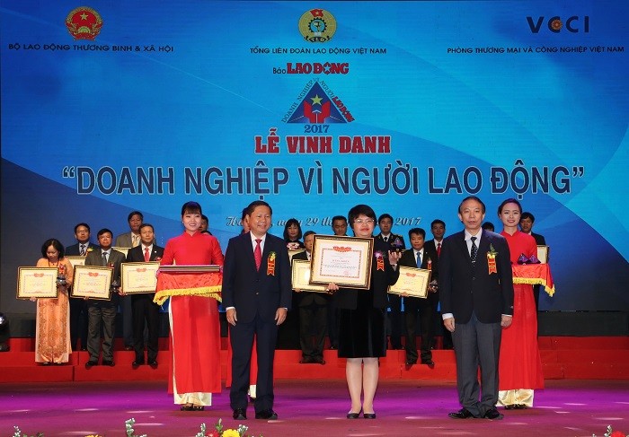 Bà Lê Thị Kim Khuyên, Ủy viên Hội đồng quản trị, Chủ tịch Công đoàn BIDV vinh dự nhận Bằng khen của Bộ Lao động thương binh và xã hội.