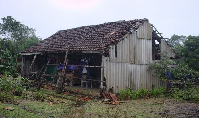 Căn nhà bị thiệt hại nặng nề do bão các hộ dân phải dựng che chắn tạm để ở.