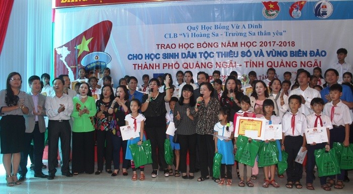 Nguyên Phó chủ tịch nước Trương Thị Mỹ Hoa trao học bổng ở Quảng Ngãi.