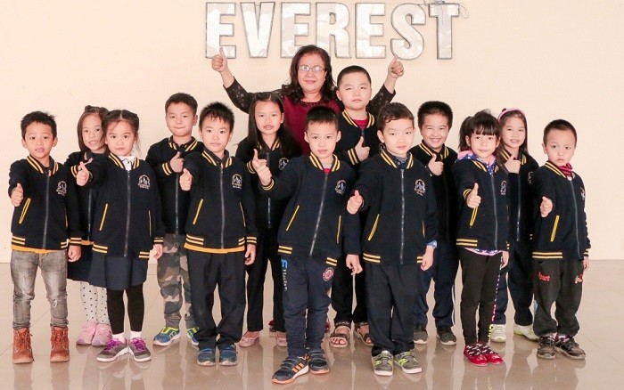 13 học sinh Everest vượt qua vòng loại chụp ảnh với cô Trần Kim Phương – Chủ tịch Hội đồng quản trị trường Everest.